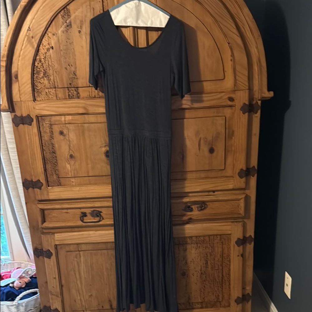 Bordeaux Black Pleated Sheath Maxi Dress